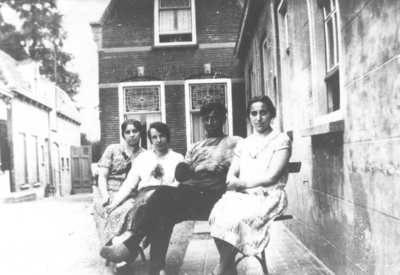 1001674 Afbeelding van Janna van Merkerk, Maartje van Merkerk-de Munk, Dirk Pel van Merkerk en Janny van Merkerk, voor ...